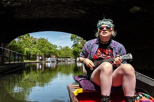 CHANTEUSE ET BALADE EN BARQUE SUR LE REGENT'S CANAL, LONDRES, GRANDE-BRETAGNE, EUROPE 