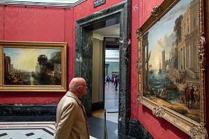 HOMME DEVANT UNE OEUVRE A L'INTERIEUR DE LA NATIONAL GALLERY, LONDRES, GRANDE-BRETAGNE, EUROPE 