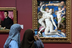 FEMMES VOILEES PRENANT EN PHOTO LE TABLEAU DE BRONZINO, AN ALLEGORY WITH VENUS AND CUPID, INTERIEUR DE LA NATIONAL GALLERY, LONDRES, GRANDE-BRETAGNE, EUROPE 