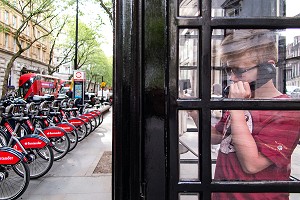 ENFANT AU TELEPHONE, CABINE TELEPHONIQUE, LONDRES, GRANDE-BRETAGNE, EUROPE 