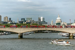 BUS ROUGES LONDONIENS SUR LE PONT DE LONDRES, BATEAU SUR LA TAMISE, LONDRES, GRANDE-BRETAGNE, EUROPE 