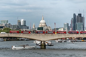BUS ROUGES LONDONIENS SUR LE PONT DE LONDRES, BATEAU SUR LA TAMISE, LONDRES, GRANDE-BRETAGNE, EUROPE 
