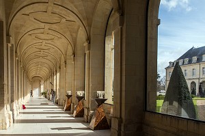 CONSEIL DEPARTEMENTAL DU CALVADOS, PORTIQUE DE L'HOTEL DIEU, ABBAYE AUX DAMES FONDEE AU XI EME SIECLE PAR LA REINE MATHILDE DE FLANDRE EPOUSE DE GUILLAUME LE CONQUERANT, CAEN (14), FRANCE 