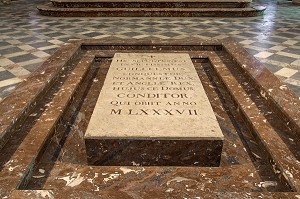 TOMBEAU DE GUILLAUME LE CONQUERANT, EGLISE ABBATIALE SAINT-ETIENNE DE L'ABBAYE AUX HOMMES FONDEE AU XI EME SIECLE PAR GUILLAUME LE CONQUERANT ET RECONSTRUIT AU XVIII EME SIECLE, CAEN, FRANCE 