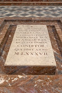 TOMBEAU DE GUILLAUME LE CONQUERANT, EGLISE ABBATIALE SAINT-ETIENNE DE L'ABBAYE AUX HOMMES FONDEE AU XI EME SIECLE PAR GUILLAUME LE CONQUERANT ET RECONSTRUIT AU XVIII EME SIECLE, CAEN, FRANCE 