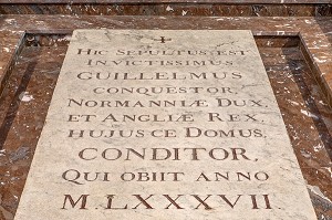 TOMBEAU DE GUILLAUME LE CONQUERANT, EGLISE ABBATIALE SAINT-ETIENNE DE L'ABBAYE AUX HOMMES FONDEE AU XI EME SIECLE PAR GUILLAUME LE CONQUERANT ET RECONSTRUIT AU XVIII EME SIECLE, CAEN, FRANCE 