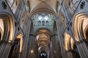 TOUR LANTERNE ET NEF DU XII EME SIECLE DE L'EGLISE ABBATIALE SAINT-ETIENNE DE L'ABBAYE AUX HOMMES FONDEE AU XI EME SIECLE PAR GUILLAUME LE CONQUERANT ET RECONSTRUIT AU XVIII EME SIECLE, CAEN (14), FRANCE 