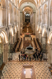 VUE DE L'EGLISE ABBATIALE SAINT-ETIENNE DEPUIS LES TRIBUNES DU CHOEUR AVEC LE TOMBEAU DE GUILLAUME LE CONQUERANT, ABBAYE AUX HOMMES FONDEE AU XI EME SIECLE PAR GUILLAUME LE CONQUERANT ET RECONSTRUIT AU XVIII EME SIECLE, CAEN (14), FRANCE 