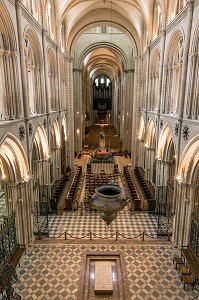 VUE DE L'EGLISE ABBATIALE SAINT-ETIENNE DEPUIS LES TRIBUNES DU CHOEUR AVEC LE TOMBEAU DE GUILLAUME LE CONQUERANT, ABBAYE AUX HOMMES FONDEE AU XI EME SIECLE PAR GUILLAUME LE CONQUERANT ET RECONSTRUIT AU XVIII EME SIECLE, CAEN (14), FRANCE 