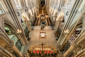 VUE DE L'EGLISE ABBATIALE SAINT-ETIENNE DEPUIS LES TRIBUNES DU CHOEUR AVEC LE TOMBEAU DE GUILLAUME LE CONQUERANT, ABBAYE AUX HOMMES FONDEE AU XI EME SIECLE PAR GUILLAUME LE CONQUERANT ET RECONSTRUIT AU XVIII EME SIECLE, CAEN (14), FRANCE 