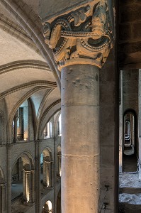 DETAIL CHAPITEAU DES FENETRES HAUTE DE LA NEF DU XII EME SIECLE, EGLISE ABBATIALE SAINT-ETIENNE DE L'ABBAYE AUX HOMMES FONDEE AU XI EME SIECLE PAR GUILLAUME LE CONQUERANT, CAEN, FRANCE 