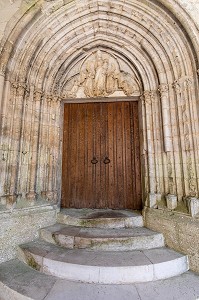 TYMPAN GOTHIQUE DU PORTAIL NORD ENTRE LE CLOITRE ET LE TRANSEPT DE L'ANCIENNE EGLISE (XIV EME SIECLE), ABBAYE NOTRE-DAME DU BEC CONSTRUITE AU XI EME SIECLE, LE BEC-HELLOUIN (27), FRANCE 