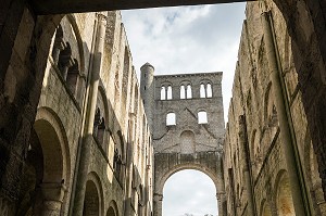 RUINES DE L'ANCIENNE EGLISE ABBATIALE, ABBAYE DE JUMIEGES, ANCIEN MONASTERE BENEDICTIN FONDE AU VII EME SIECLE ET RECONSTRUIT ENTRE LE IX EME ET LE XVII EME SIECLE, (76), FRANCE 