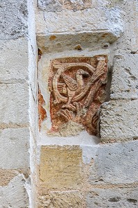 CHAPITEAU ROMAN A L'OISEAU DU XI EME SIECLE, ABBAYE DE JUMIEGES, ANCIEN MONASTERE BENEDICTIN FONDE AU VII EME SIECLE ET RECONSTRUIT ENTRE LE IX EME ET LE XVII EME SIECLE, (76), FRANCE 