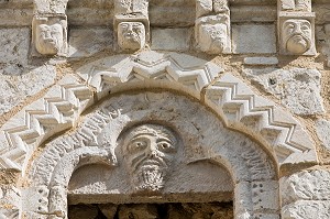 CHAPITEAUX DES FENETRES DE L'ANCIENNE EGLISE ABBATIALE, ABBAYE DE JUMIEGES, ANCIEN MONASTERE BENEDICTIN FONDE AU VII EME SIECLE ET RECONSTRUIT ENTRE LE IX EME ET LE XVII EME SIECLE, (76), FRANCE 