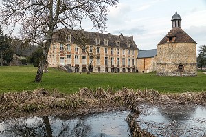 NOUVEAU CLOITRE ET PIGEONNIER DU XVIII EME SIECLE, ABBAYE ROYALE CISTERCIENNE DE MORTEMER CONSTRUITE AU XII EME SIECLE PAR HENRI 1ER BEAUCLERC FILS DE GUILLAUME LE CONQUERANT POUR DES MOINES BENEDICTINS, LISORS (27), FRANCE 