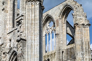 PORTE DU CLOITRE, TYMPAN DU COURONNEMENT 1307, NOTRE-DAME DE FONTENELLE, ABBAYE DE SAINT-WANDRILLE (76) CONSTRUITE PAR LES MOINES BENEDICTINS ENTRE LE XI ET LE XVI EME SIECLE, FRANCE 