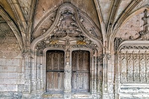 PORTE D'ENTREE DU REFECTOIRE, ABBAYE DE SAINT-WANDRILLE (76) CONSTRUITE PAR LES MOINES BENEDICTINS ENTRE LE XI ET LE XVI EME SIECLE, FRANCE 