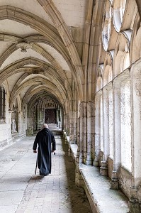 LE DEAMBULATOIRE DU CLOITRE, ABBAYE DE SAINT-WANDRILLE (76) CONSTRUITE PAR LES MOINES BENEDICTINS ENTRE LE XI ET LE XVI EME SIECLE, FRANCE 