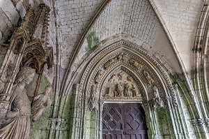 PORTE DU CLOITRE, TYMPAN DU COURONNEMENT 1307, NOTRE-DAME DE FONTENELLE, ABBAYE DE SAINT-WANDRILLE (76) CONSTRUITE PAR LES MOINES BENEDICTINS ENTRE LE XI ET LE XVI EME SIECLE, FRANCE 