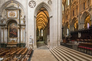 LA CROISEE DU TRANSEPT, INTERIEUR DE LA CATHEDRALE NOTRE-DAME DE BAYEUX (14), FRANCE 