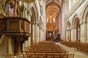 LA NEF ET LE CHOEUR, INTERIEUR DE LA CATHEDRALE NOTRE-DAME DE BAYEUX (14), FRANCE 