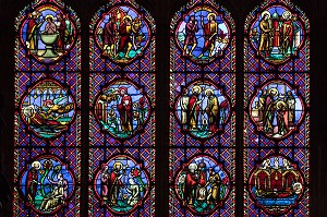 VITRAIL CONSACRE A NOTRE-DAME ET SAINT-REGNOBERT, EVEQUE DE BAYEUX, CHAPELLE DE L'ANNONCIATION DE NOTRE-DAME, INTERIEUR DE LA CATHEDRALE NOTRE-DAME DE BAYEUX (14), FRANCE 