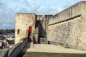 LE REMPART ET LA TERRASSE DE L'ARTILLERIE, CHATEAU DE CAEN CONSTRUIT VERS 1060 (XI EME SIECLE) PAR GUILLAUME LE CONQUERANT, RESIDENCE DES DUCS DE NORMANDIE, CAEN (14), FRANCE 