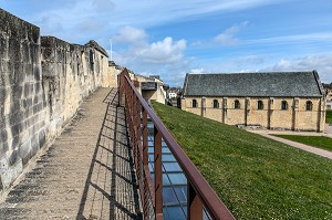 LES REMPARTS ET SALLE DE L'ECHIQUIER, CHATEAU DE CAEN CONSTRUIT VERS 1060 (XI EME SIECLE) PAR GUILLAUME LE CONQUERANT, RESIDENCE DES DUCS DE NORMANDIE, CAEN (14), FRANCE 