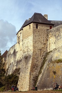 LE REMPART DU CHATEAU DE CAEN CONSTRUIT VERS 1060 (XI EME SIECLE) PAR GUILLAUME LE CONQUERANT, RESIDENCE DES DUCS DE NORMANDIE, CAEN (14), FRANCE 