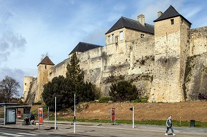 LE REMPART DU CHATEAU DE CAEN CONSTRUIT VERS 1060 (XI EME SIECLE) PAR GUILLAUME LE CONQUERANT, RESIDENCE DES DUCS DE NORMANDIE, CAEN (14), FRANCE 