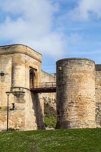 BARBACANE DE LA PORTE SAINT-PIERRE, CHATEAU DE CAEN CONSTRUIT VERS 1060 (XI EME SIECLE) PAR GUILLAUME LE CONQUERANT, RESIDENCE DES DUCS DE NORMANDIE, CAEN (14), FRANCE 