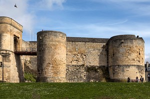 BARBACANE DE LA PORTE SAINT-PIERRE, CHATEAU DE CAEN CONSTRUIT VERS 1060 (XI EME SIECLE) PAR GUILLAUME LE CONQUERANT, RESIDENCE DES DUCS DE NORMANDIE, CAEN (14), FRANCE 