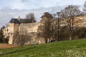 LE REMPART DU CHATEAU DE CAEN CONSTRUIT VERS 1060 (XI EME SIECLE) PAR GUILLAUME LE CONQUERANT, RESIDENCE DES DUCS DE NORMANDIE, CAEN (14), FRANCE 