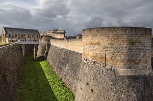 LA CHEMISE DU DONJON ET LA SALLE DE L'ECHIQUIER, CHATEAU DE CAEN CONSTRUIT VERS 1060 (XI EME SIECLE) PAR GUILLAUME LE CONQUERANT, RESIDENCE DES DUCS DE NORMANDIE, CAEN (14), FRANCE 