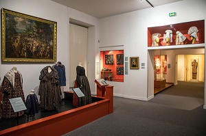 SALLE DES COSTUMES ET COUTUMES, MUSEE DE NORMANDIE DANS L'ANCIEN LOGIS DES GOUVERNEURS DU CHATEAU DE CAEN (14), FRANCE 