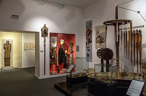 SALLE DES COSTUMES ET COUTUMES, MUSEE DE NORMANDIE DANS L'ANCIEN LOGIS DES GOUVERNEURS DU CHATEAU DE CAEN (14), FRANCE 