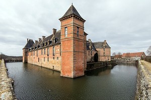 CHATEAU DE CARROUGES EN BRIQUES ROUGES ENTOURE DE DOUVES CONSTRUIT ENTRE LE XIV EME ET LE XVI EME SIECLE, CARROUGES (61), FRANCE 