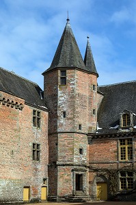 DONJON AVEC SES MACHICOULIS ET TOUR ESCALIER DU XIV EME, CHATEAU DE CARROUGES, EN BRIQUES ROUGES CONSTRUIT ENTRE LE XIV EME ET LE XVI EME SIECLE, CARROUGES (61), FRANCE 