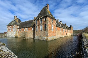 CHATEAU DE CARROUGES EN BRIQUES ROUGES ENTOURE DE DOUVES CONSTRUIT ENTRE LE XIV EME ET LE XVI EME SIECLE, CARROUGES (61), FRANCE 