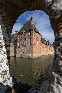 CHATEAU DE CARROUGES EN BRIQUES ROUGES ENTOURE DE DOUVES CONSTRUIT ENTRE LE XIV EME ET LE XVI EME SIECLE, CARROUGES (61), FRANCE 