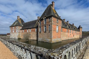 CHATEAU DE CARROUGES EN BRIQUES ROUGES ENTOURE DE DOUVES CONSTRUIT ENTRE LE XIV EME ET LE XVI EME SIECLE, CARROUGES (61), FRANCE 