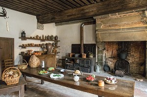 CUISINE ET CHEMINEE, CHATEAU DE CARROUGES, EN BRIQUES ROUGES CONSTRUIT ENTRE LE XIV EME ET LE XVI EME SIECLE, CARROUGES (61), FRANCE 