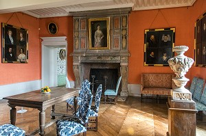 LE SALON DES PORTRAITS, CHATEAU DE CARROUGES, EN BRIQUES ROUGES CONSTRUIT ENTRE LE XIV EME ET LE XVI EME SIECLE, CARROUGES (61), FRANCE 