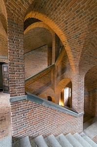 ESCALIER D'HONNEUR, CHATEAU DE CARROUGES, EN BRIQUES ROUGES CONSTRUIT ENTRE LE XIV EME ET LE XVI EME SIECLE, CARROUGES (61), FRANCE 