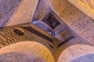 ESCALIER D'HONNEUR, CHATEAU DE CARROUGES, EN BRIQUES ROUGES CONSTRUIT ENTRE LE XIV EME ET LE XVI EME SIECLE, CARROUGES (61), FRANCE 