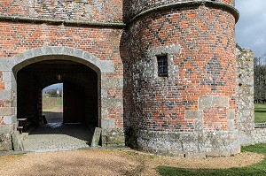 LE CHATELET D'ENTREE AUX QUATRE TOURS RONDES DU XVI SIECLE AVEC LA MITRE ENTOUREE DE DEUX CROSSES STYLISEES, CHATEAU DE CARROUGES, EN BRIQUES ROUGES CONSTRUIT ENTRE LE XIV EME ET LE XVI EME SIECLE, CARROUGES (61), FRANCE 