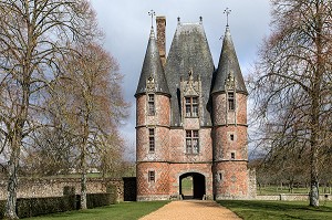 LE CHATELET D'ENTREE AUX QUATRE TOURS RONDES DU XVI SIECLE, CHATEAU DE CARROUGES, EN BRIQUES ROUGES CONSTRUIT ENTRE LE XIV EME ET LE XVI EME SIECLE, CARROUGES (61), FRANCE 