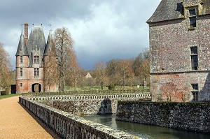 LE CHATELET D'ENTREE AUX QUATRE TOURS RONDES DU XVI SIECLE, CHATEAU DE CARROUGES, EN BRIQUES ROUGES CONSTRUIT ENTRE LE XIV EME ET LE XVI EME SIECLE, CARROUGES (61), FRANCE 