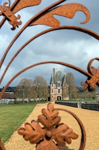 GRILLE D'HONNEUR EN FER FORGE DU CHATEAU ET CHATELET D'ENTREE DU XVI SIECLE, CHATEAU DE CARROUGES, EN BRIQUES ROUGES CONSTRUIT ENTRE LE XIV EME ET LE XVI EME SIECLE, CARROUGES (61), FRANCE 